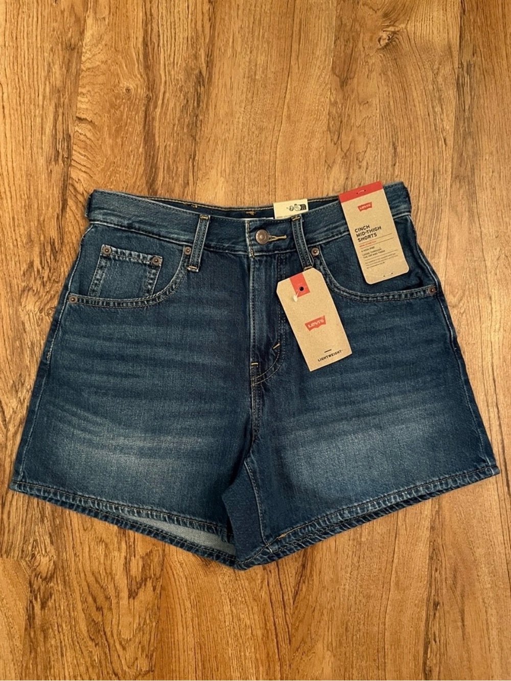 NWT Levi’s Cinch Mid-Thigh Shorts
